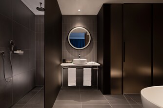 Executive Suite Bathroom – Separate Shower & Tub