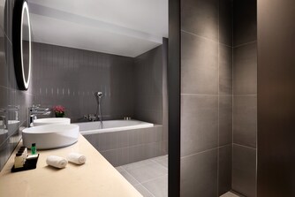 Presidential Suite Bathroom – Shower/Tub