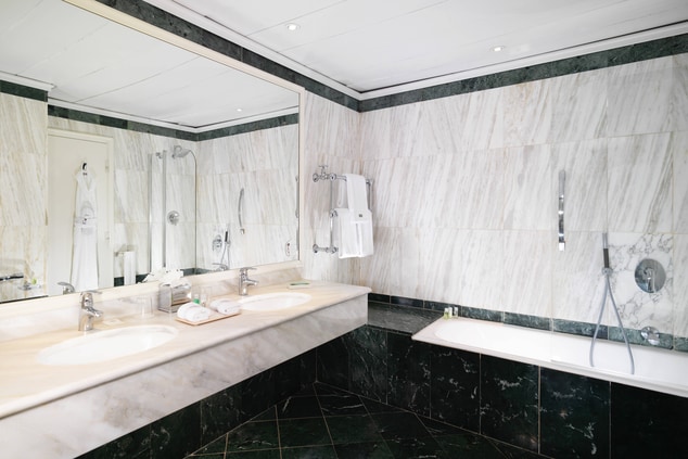 Grand Deluxe Contemporary - Bathroom