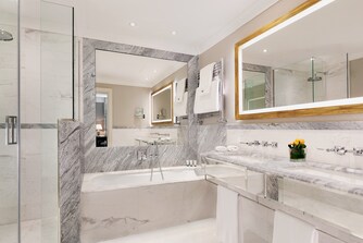 Bagno della camera Grand Deluxe Contemporary - Doccia e vasca da bagno separate