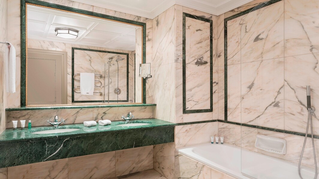 Ванная комната в гранд-делюксе Imperial – ванна и душ