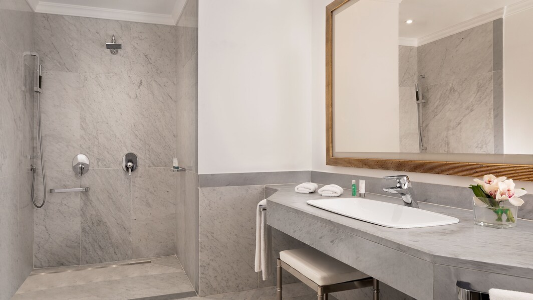 Banheiro do quarto Grand Deluxe Contemporary para hóspedes com mobilidade reduzida - chuveiro para cadeira de rodas