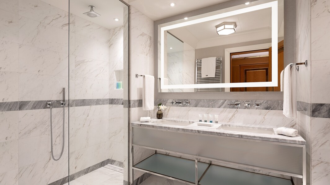 Ванная комната в люксе Diplomat – безбарьерный душ