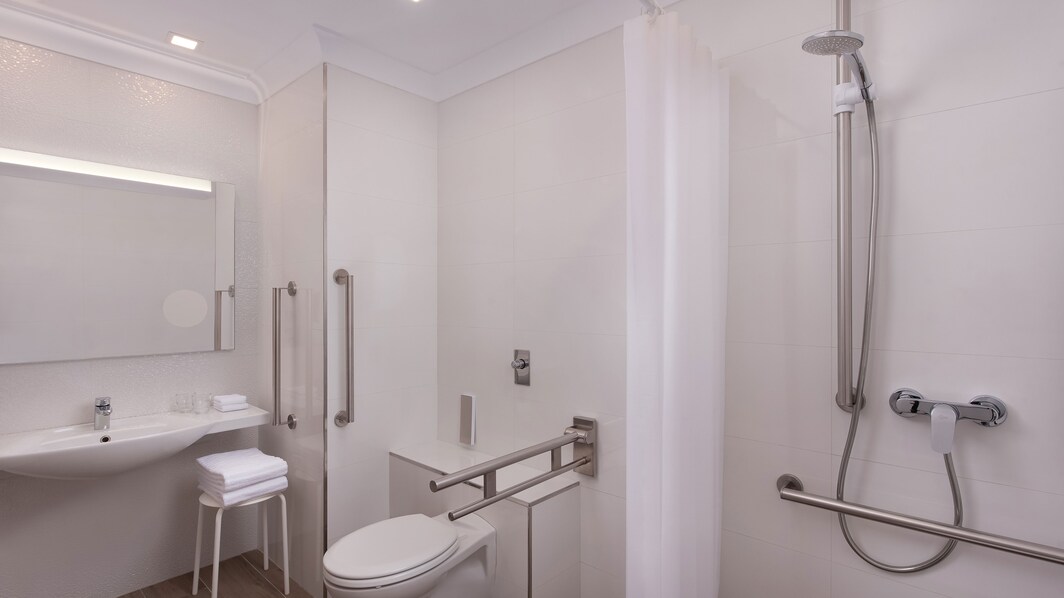Ванная комната для гостей с ограниченными возможностями — душ, оборудованный для инвалидного кресла