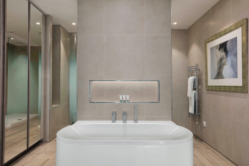 Luxury Bay Suite - Bathroom