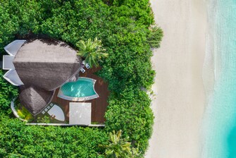Puesta de sol en la villa con piscina junto a la playa - Vista aérea
