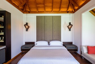 Gästezimmer mit Kingsize-Bett –  Wasser-Bungalow