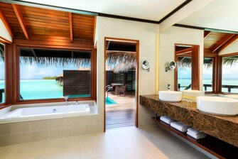 Badezimmer einer Wasservilla – Badewanne