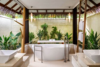 Badezimmer einer Ocean Pool Villa – Badewanne