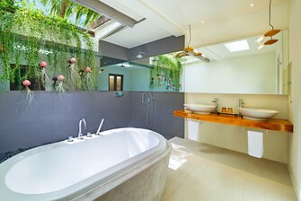 Ванная комната на вилле Wonderful Beach Oasis – ванна