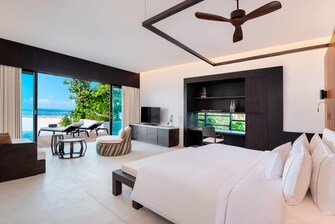 Heavenly Beach Residence mit Pool – Schlafzimmer mit einem Kingsize-Bett