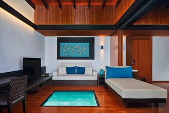 Villa über dem Wasser mit Pool – Wohnzimmer
