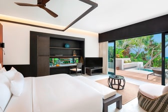Strandvilla mit Pool – Schlafzimmer mit einem Kingsize-Bett