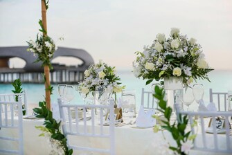 Mesa de bodas junto a la playa