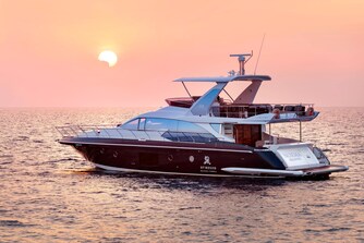 Luxus-Yacht Norma bei Sonnenuntergang