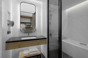 エアポートビューの客室－バスルームのバスタブとシャワー