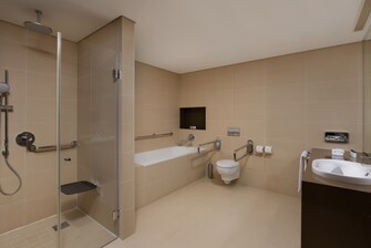 Ванная комната для гостей с ограниченной подвижностью – отдельные душ и ванна