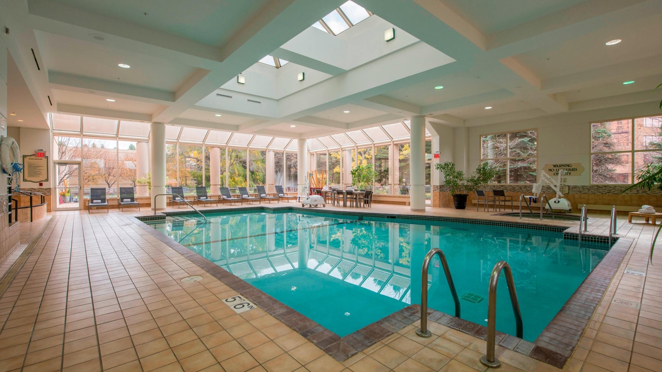 位于明尼阿波利斯的酒店，设有泳池
