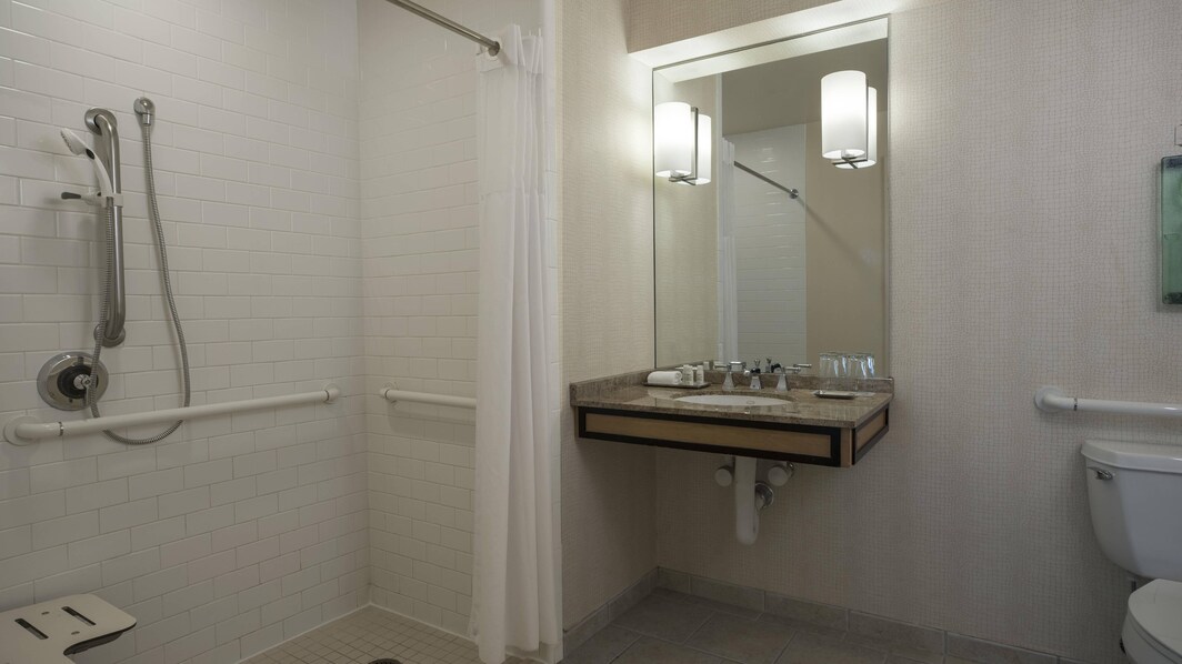 Salle de bains de chambre accessible aux personnes à mobilité réduite - douche accessible en fauteuil roulant