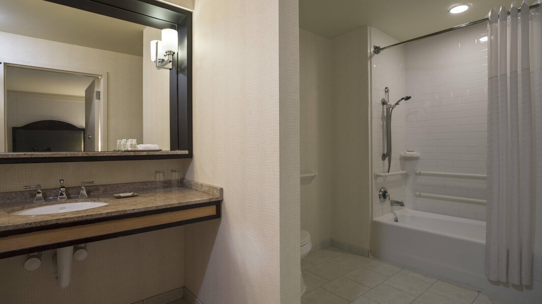 Salle de bain de chambre accessible aux personnes à mobilité réduite