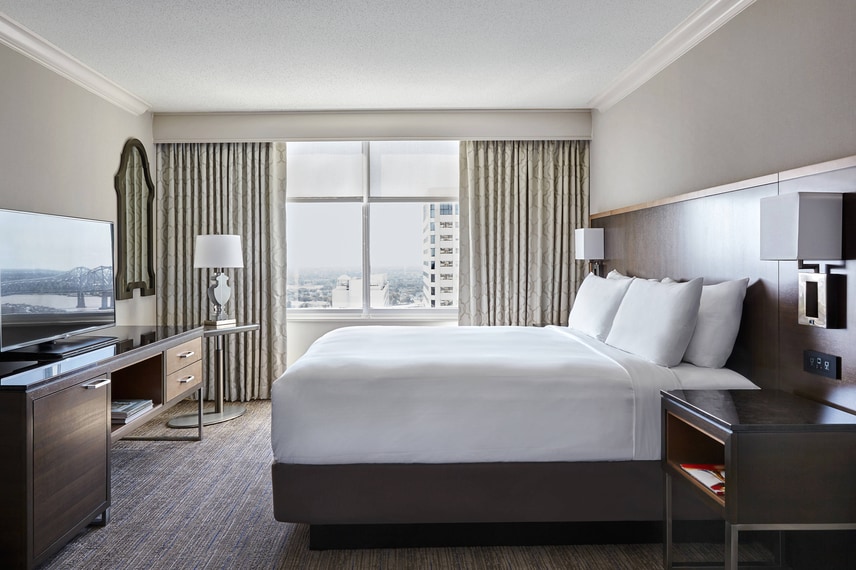 Dormitorio de la suite con cama tamaño King del hotele de Nueva Orleans