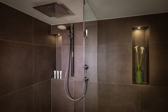 Badezimmer der Suite mit Regenwalddusche