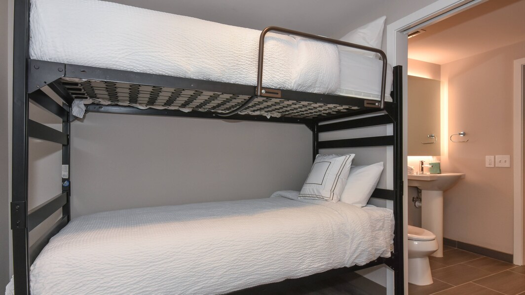 Представительский люкс с двуспальной кроватью (King) и видом на океан – спальня с двухъярусной кроватью