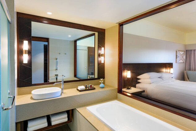 غرفة نزلاء فاخرة بسرير كينج وإطلالة على البحيرة الاصطناعية - الحمام