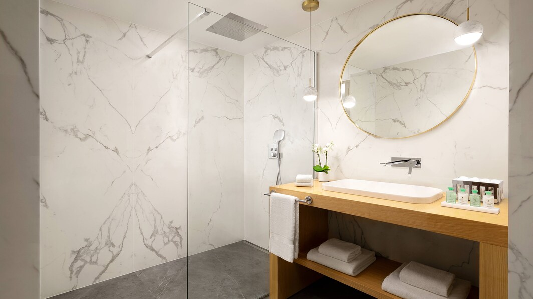 One-Bedroom Suite - Bathroom – Walk-In Shower