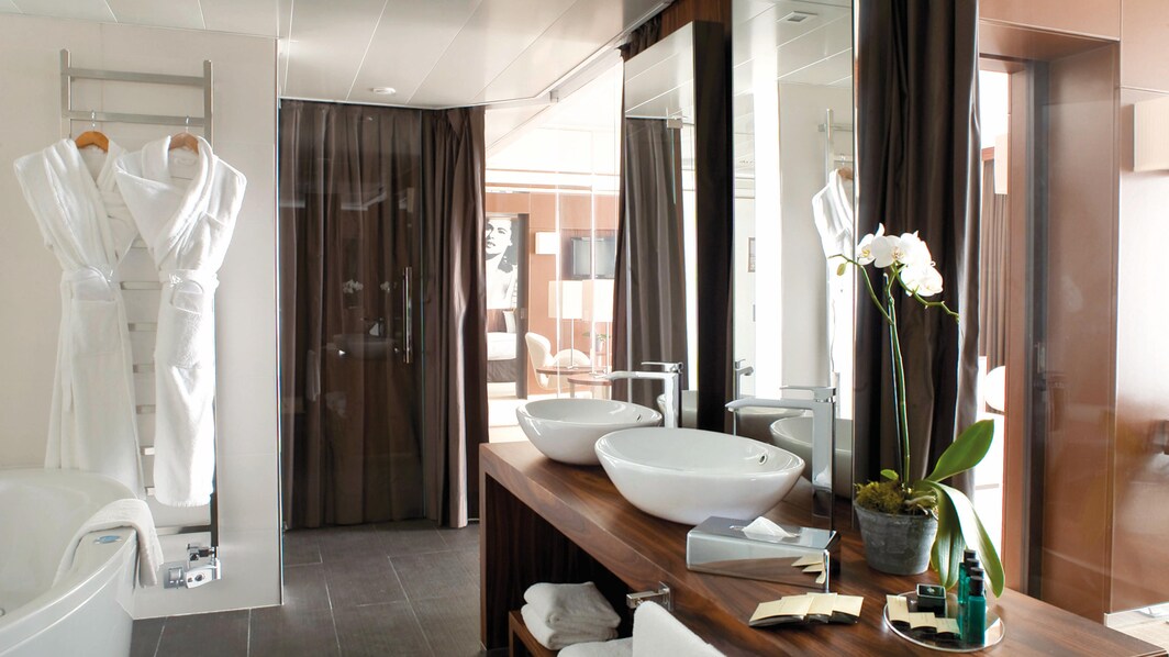 Baño de una suite del hotel en Cannes