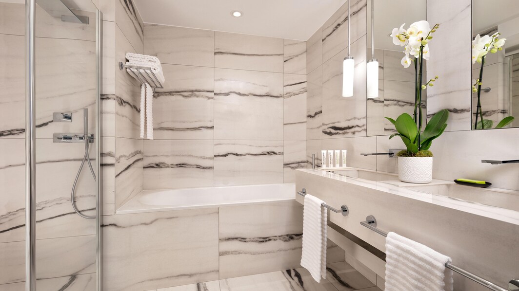 Ванная комната в президентском люксе – отдельные душ и ванна