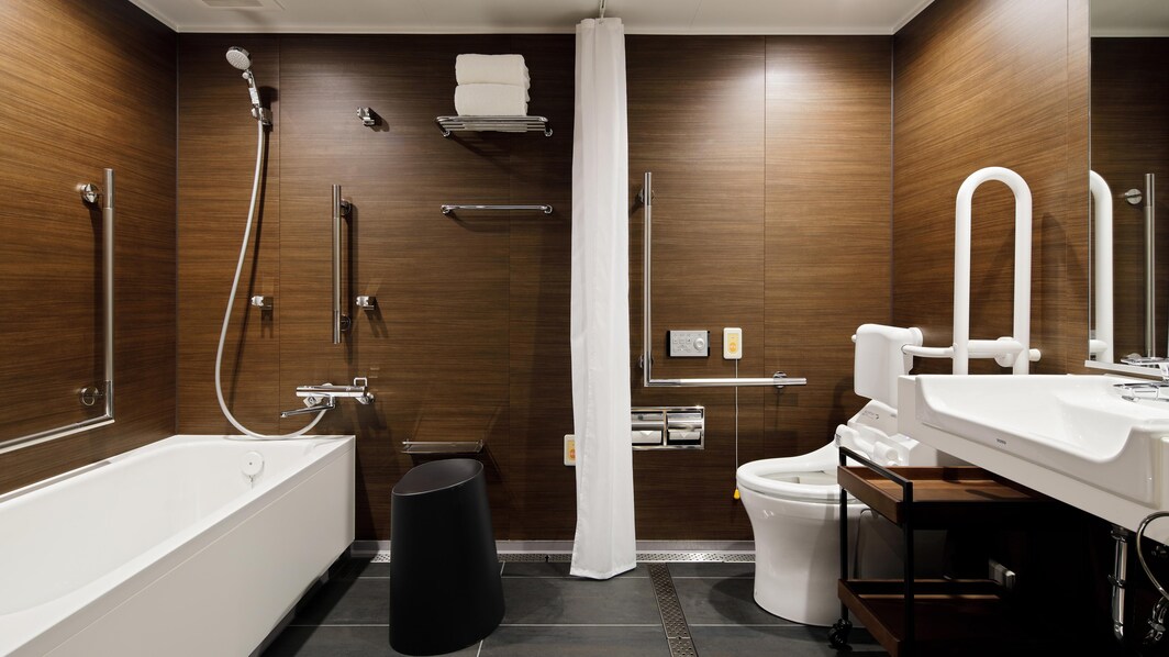 Ванная комната для гостей с ограниченными возможностями ‒ ванна