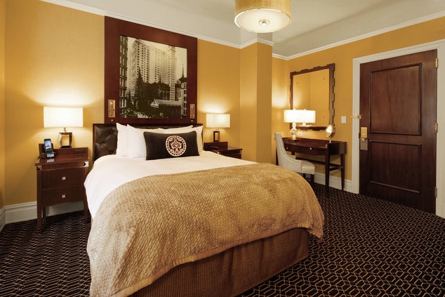 غرفة تضم سرير كوين في فندق تايمز سكوير