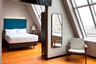 Suite mit 1 Kingsize-Bett und Skyline-Blick auf der obersten Etage