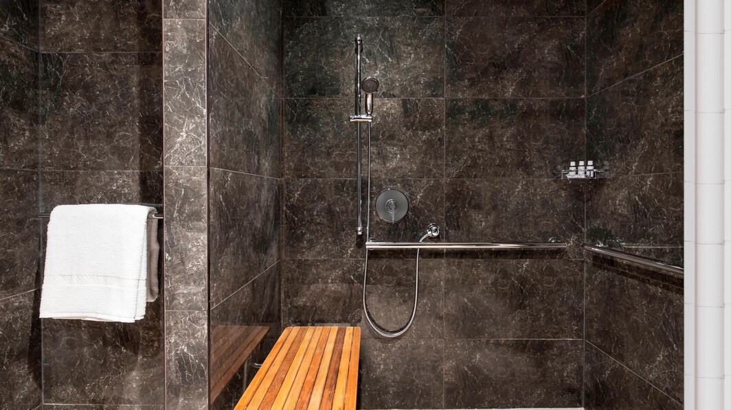Ванная комната для гостей с ограниченными возможностями – безбарьерный душ