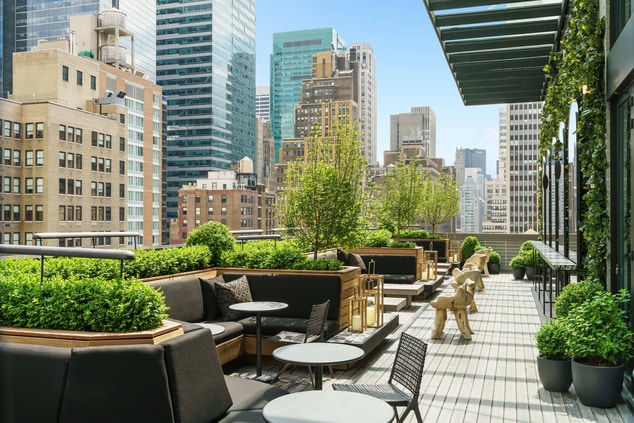 Castell Rooftop Lounge - Outdoor Patio