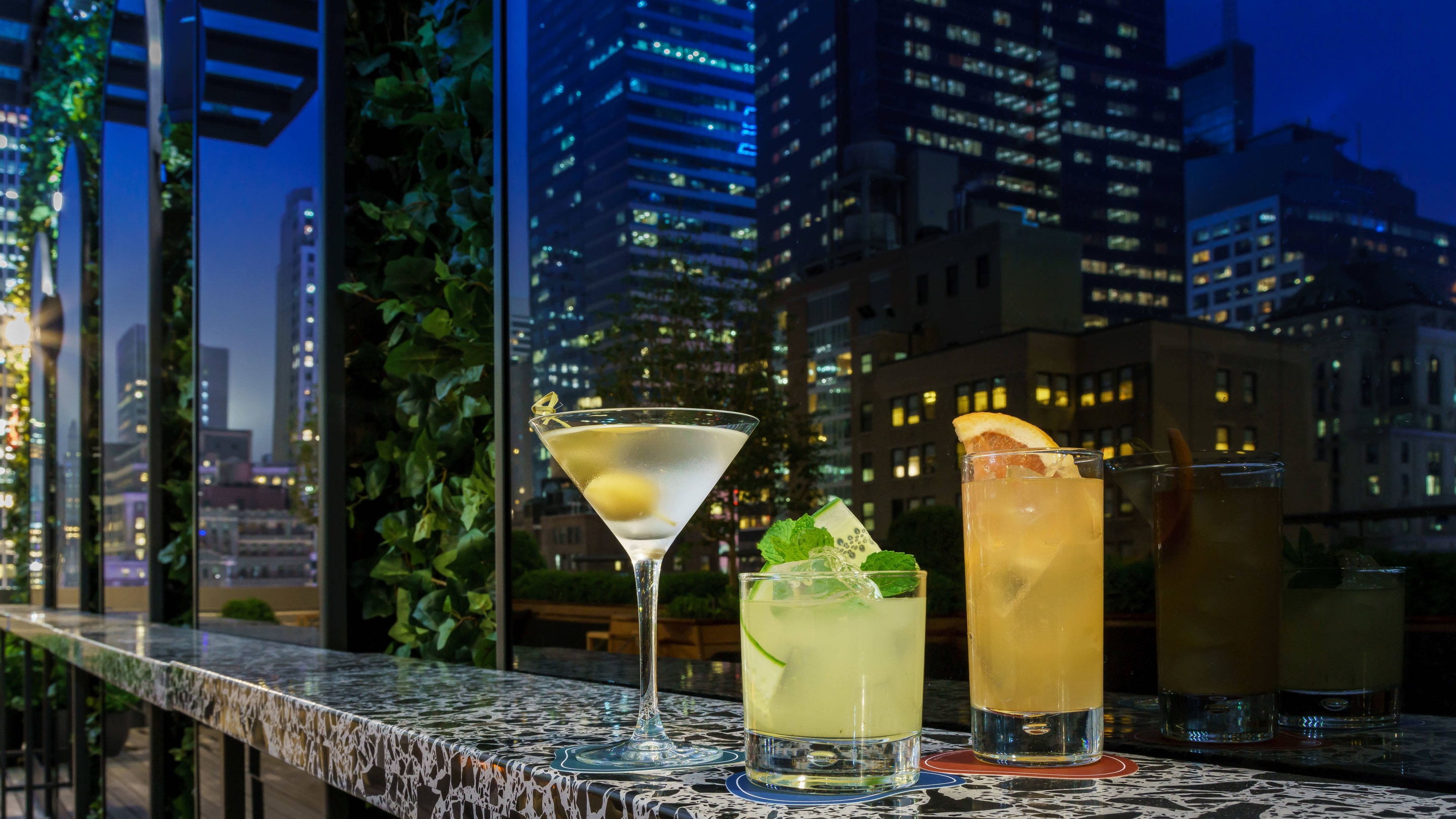 Cocktails classiques au Castell Rooftop Lounge
