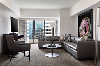 Deluxe Suite mit zwei Doppelbetten – Wohnbereich