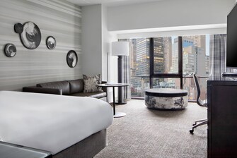 Superior Zimmer mit Kingsize-Bett und Blick auf den Times Square