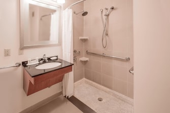 Banheiro da suíte para hóspedes com mobilidade reduzida