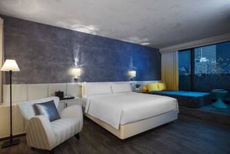 Gästezimmer mit Kingsize-Bett, Blick auf den Times Square und Terrasse