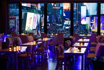 R Lounge em Two Times Square