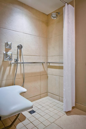 حمام غرفة نزيل من ذوي الاحتياجات الخاصة - حجيرة استحمام بدون عتبة تسمح بدخول كرسي متحرك