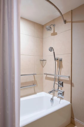 حمام غرفة نزيل من ذوي الاحتياجات الخاصة - حوض الاستحمام