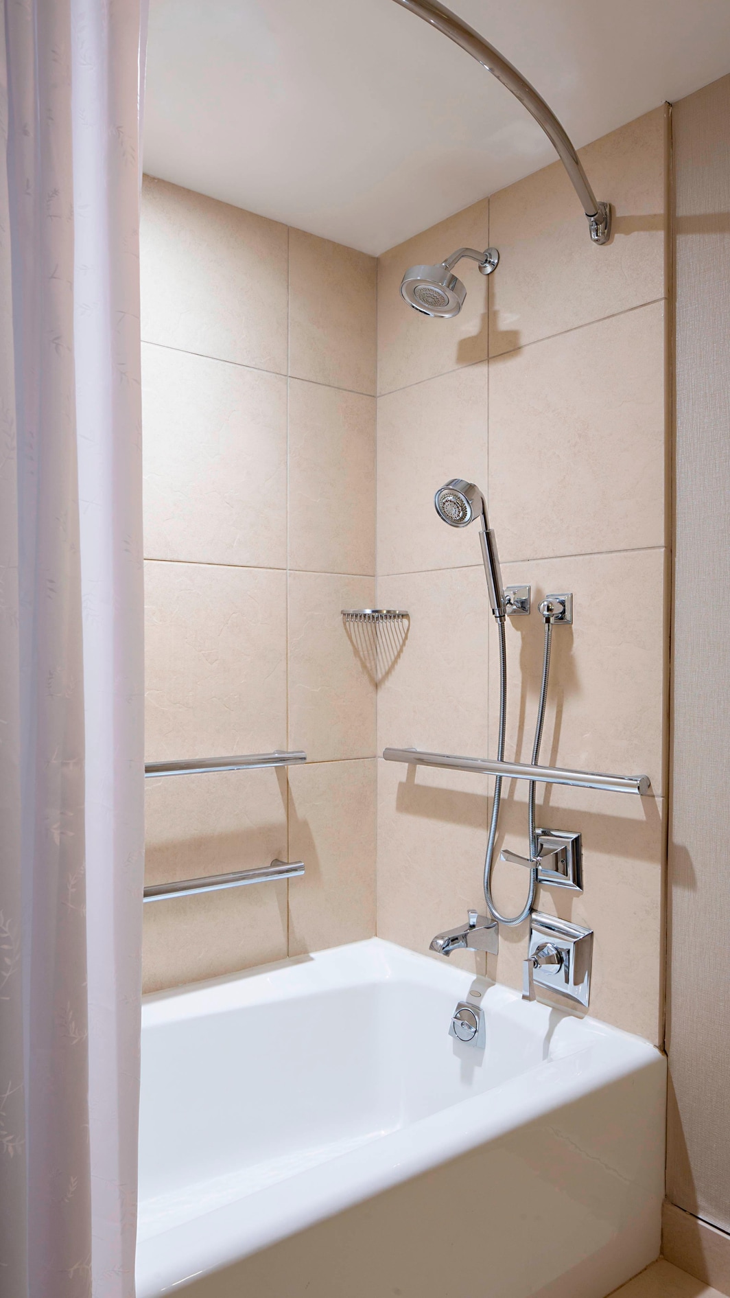 Ванная комната для гостей с ограниченной подвижностью ‒ ванна