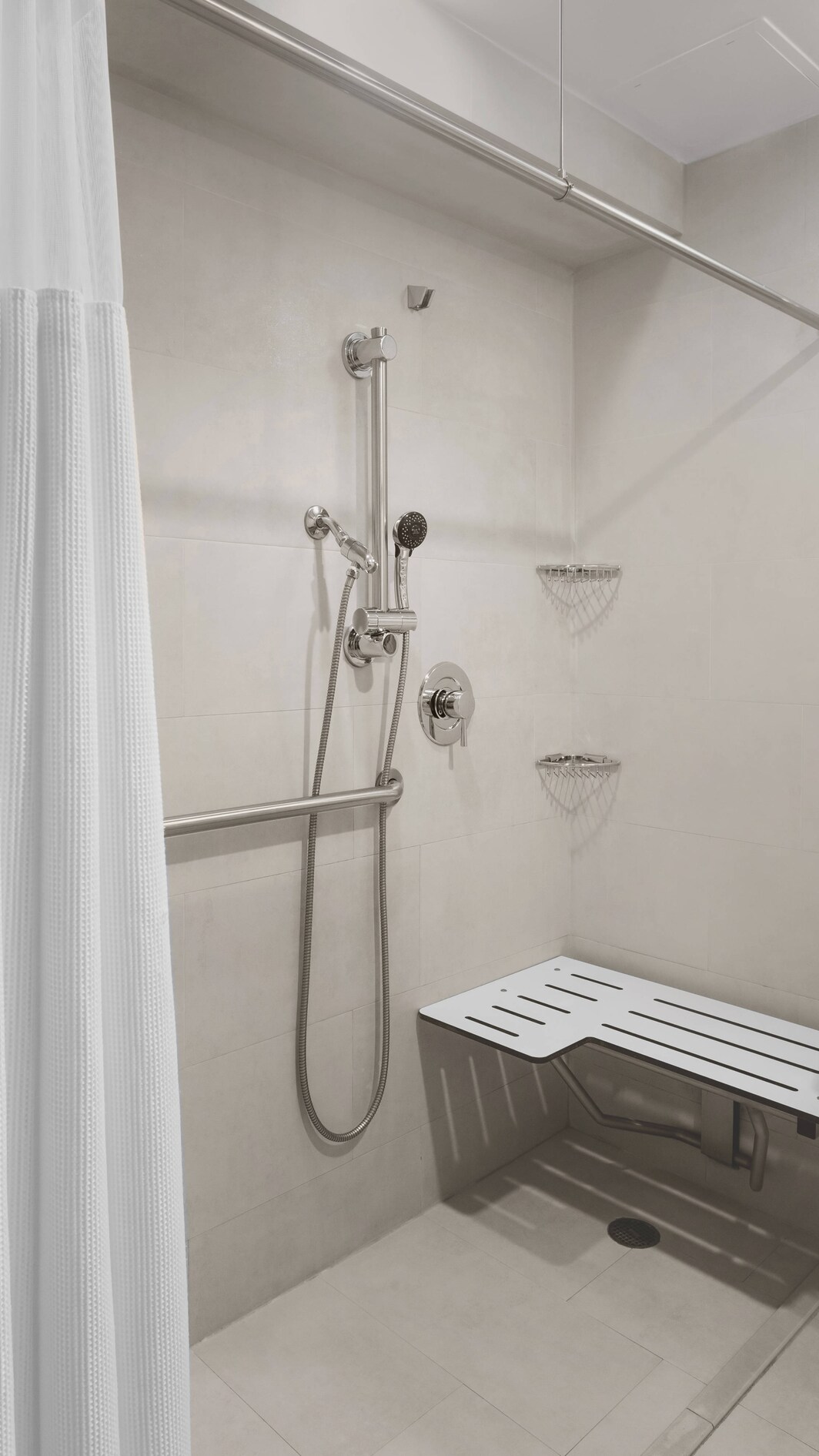 バリアフリー客室のバスルーム－ADA (アメリカ障害者法) 規格の車椅子用シャワー