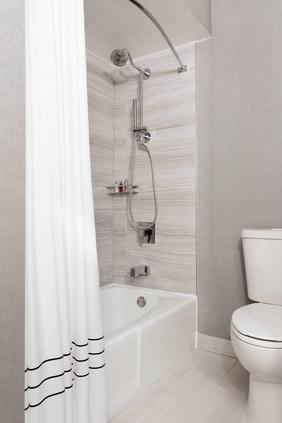 客室バスルーム－バスタブとシャワーのコンビネーション