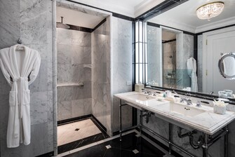 Badezimmer einer barrierefreien Suite – rollstuhlgerechte Dusche