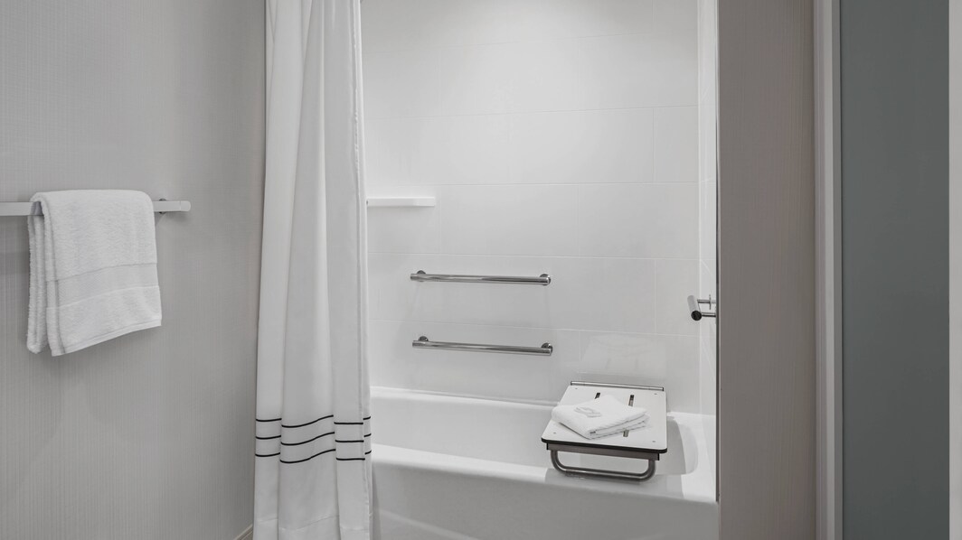 バリアフリーのバスルーム－一体型のバスタブ/シャワー