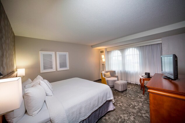 King Guest room hotels downtown Norfolk